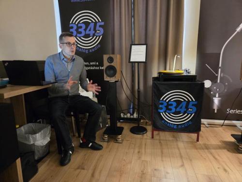 Poós Zoltán - író, zenekritikus (és még ezer dolog) a New Wave-ról tartott zenés előadása közben